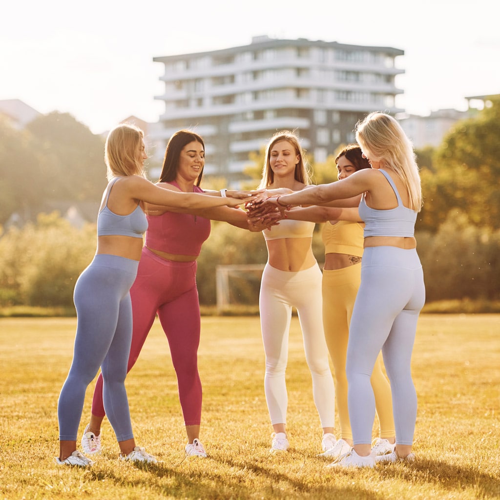 seguros salud chicas haciendo deporte en el parque con ropa de deporte